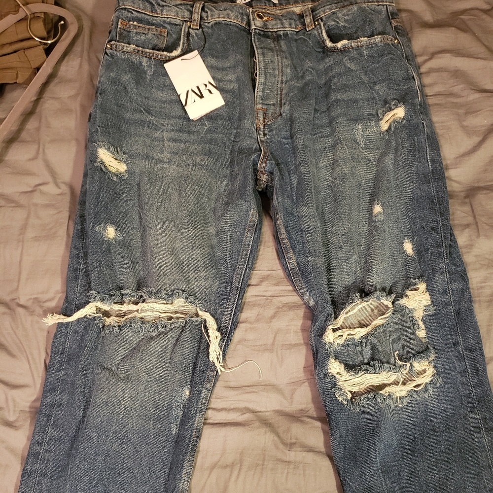 Zara's men loose cropped ripped jeans